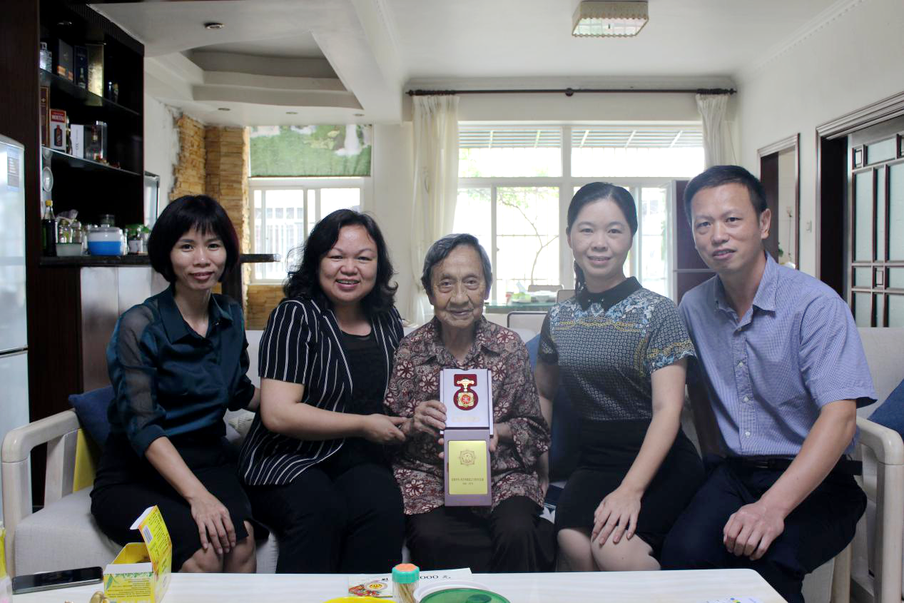 海南省妇联走访慰问老干部并发放“庆祝中华人民共和国成立70周年”纪念章