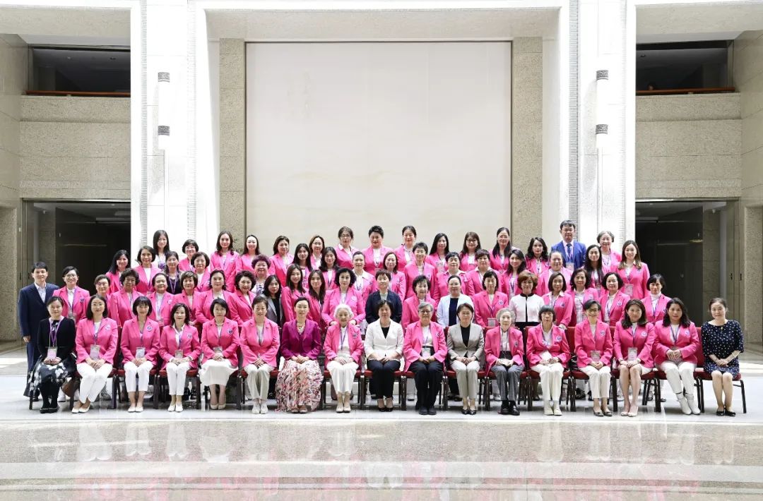 沈跃跃会见香港各界妇女联合协进会访京团